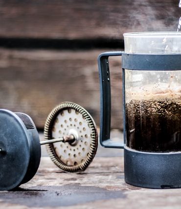 Neste artigo, trazemos dicas importantes sobre como preparar um café especial na prensa francesa para manter o aroma e os óleos essenciais dos grãos.